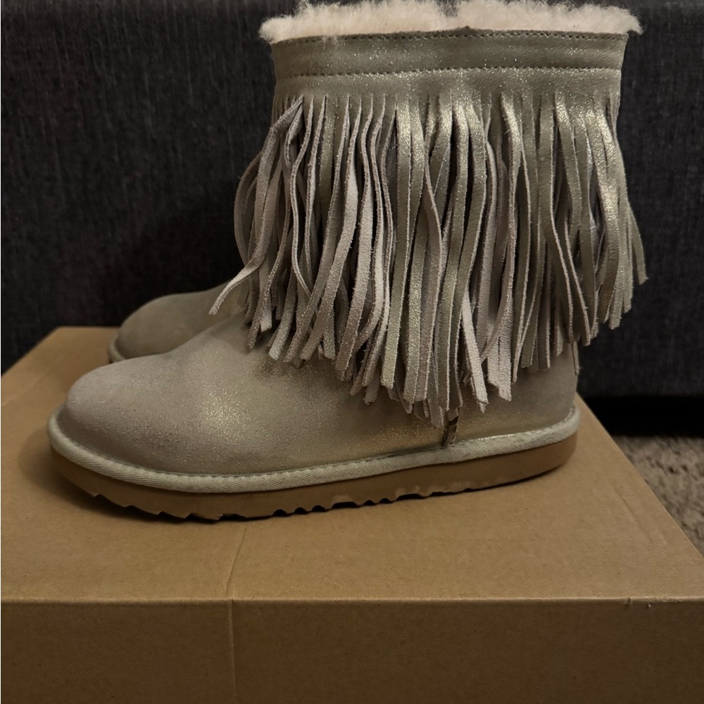 Fringe Silver Ugg